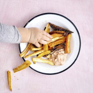 Regenbogen-Pommes mit Tomaten-Dip Regenbogen-Pommes mit Tomaten-Dip