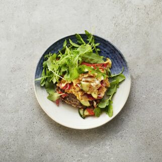 Ajvar-Rührei mit Rucola Ajvar-Rührei mit Rucola