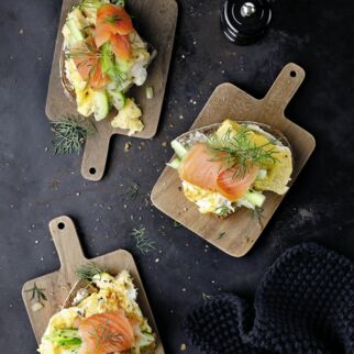 Brote mit Rührei und Lachsröllchen Brote mit Rührei und Lachsröllchen