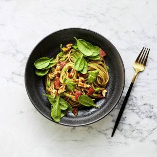 Paprika-Pasta mit Walnuss-Pesto