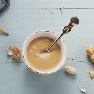 Schälchen Erdnusssauce zu Saté-Spießen - Erdnusssoße Rezept - Grundrezept Erdnusssauce