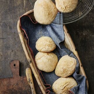 Schnelle Brötchen mit Polenta-Kruste Schnelle Brötchen mit Polenta-Kruste
