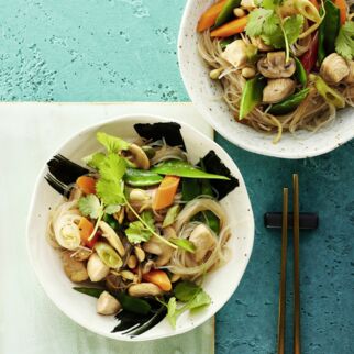 Asiatische Glasnudeln mit Gemüse und Huhn