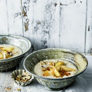 Reis-Congee mit Mohn und Birnenkompott