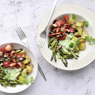 Spargel-Bowl an grüner Sauce Spargel-Bowl an grüner Sauce