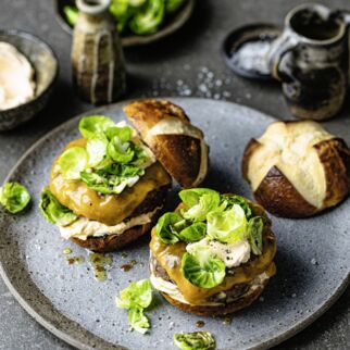 Wildschweinburger mit Rosenkohl Wildschweinburger mit Rosenkohl