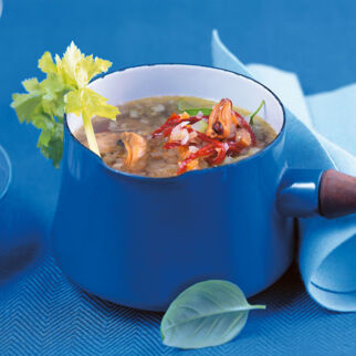 Miesmuschelsuppe mit Gem&uuml;se und Basilikum