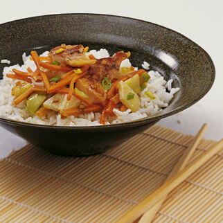 Kohlrabi-Möhren-Wok mit Viktoriabarsch Kohlrabi-Möhren-Wok mit Viktoriabarsch