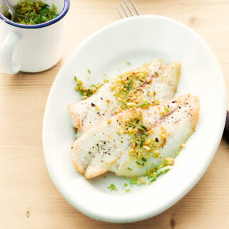Fisch mit Knoblauch-Nuss-Mix Fisch mit Knoblauch-Nuss-Mix