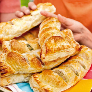 Blätterteigrollen mit Würstchen Blätterteigrollen mit Würstchen