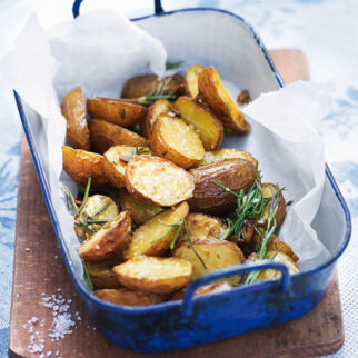 Gebackene Ofenkartoffeln mit Rosmarin in Auflaufform - Ofenkartoffeln Rezept Rosmarin-Ofenkartoffeln
