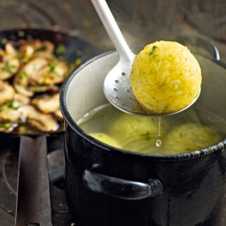Kartoffel-Majoran-Kn&ouml;del mit Champignons