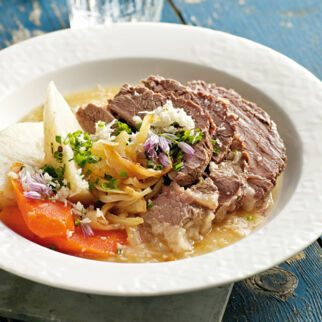 Meerrettichgemüse mit Ochsenrippe und Schmelzzwiebeln