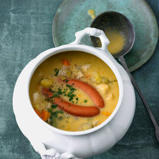 Schüssel Kartoffelsuppe mit ganzen Würstchen und Gemüse - Kartoffelsuppe mit Würstchen Rezept Kartoffelsuppe mit Würstchen