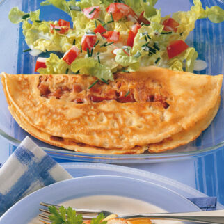 Speckpfannkuchen mit Salat Speckpfannkuchen mit Salat