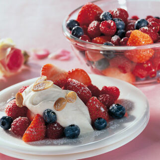 Beerensalat mit Joghurtcreme