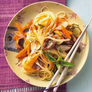 Nudeln mit Entenbrust und Thai-Basilikum Nudeln mit Entenbrust und Thai-Basilikum