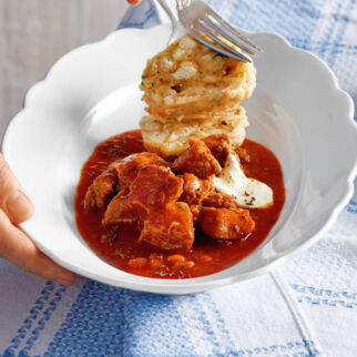 Gulasch mit Wurzelgemüse Rezept | Küchengötter