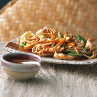 Gebratene Nudeln mit Hähnchenfleisch Gebratene Nudeln mit Hähnchenfleisch