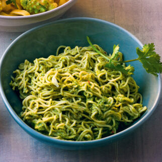 Mie-Nudeln mit Koriander-Pesto