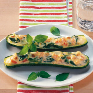Zucchini mit Spinat-Käse-Füllung