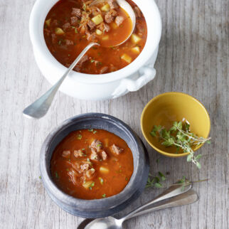 Wiener Gulaschsuppe mit Kartoffeln und Majoran Wiener Gulaschsuppe mit Kartoffeln und Majoran