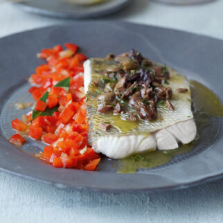 Zanderfilet sous-vide mit Paprikagemüse und Sherry-Vinaigrette Zanderfilet sous-vide mit Paprikagemüse und Sherry-Vinaigrette