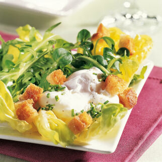 Salat mit pochiertem Ei und Brot
