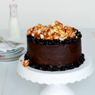 Macadamia-Schokoladen-Torte mit Salzkaramell Macadamia-Schokoladen-Torte mit Salzkaramell