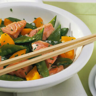 Lachs mit Zuckerschoten und Paprika