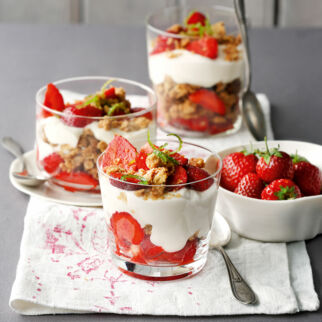 Erdbeer-Kokos-Trifle mit Ingwerstreuseln