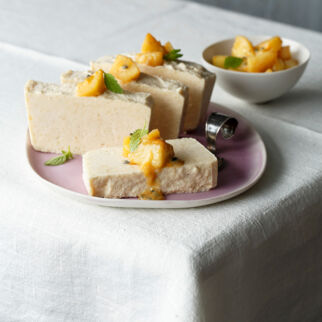 Apfelparfait mit Apfel-Passionsfrucht-Kompott Apfelparfait mit Apfel-Passionsfrucht-Kompott