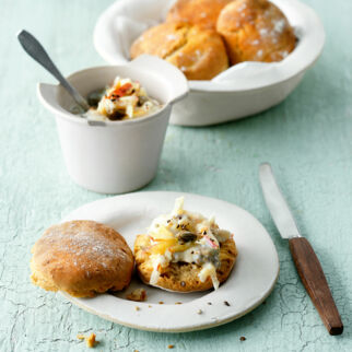 Knoblauchscones mit Apfel-Kapern-Dip
