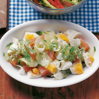 Westerl&auml;nder Gurkensalat mit Lachs und Eiern