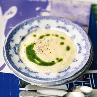 Soupe à l'ail, huile aux herbes - Knoblauchcremesuppe mit Kräuteröl