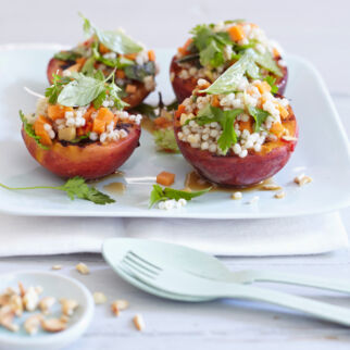 Gegrillte Pfirsiche mit Graupensalat Gegrillte Pfirsiche mit Graupensalat