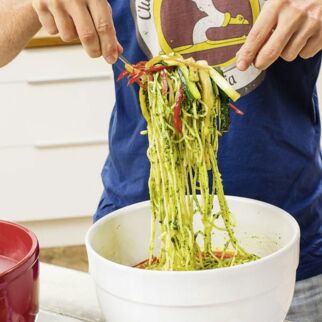 Gemüse-Spaghetti mit Pesto