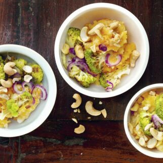 Gebratener Brokkoli auf Kürbisstampf Gebratener Brokkoli auf Kürbisstampf