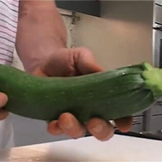 Zucchini richtig putzen und verarbeiten Zucchini richtig putzen und verarbeiten