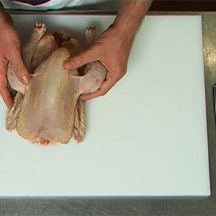 Hähnchen einfach und richtig zerlegen Hähnchen einfach und richtig zerlegen