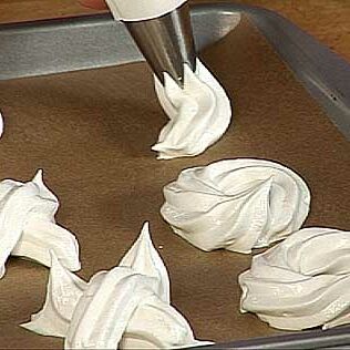 Baiser herstellen für Ihre Torten-Dekoration Baiser herstellen für Ihre Torten-Dekoration