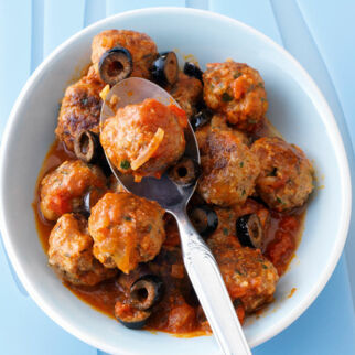 Hackbällchen in Tomaten-Oliven-Sauce Hackbällchen in Tomaten-Oliven-Sauce