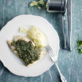 Kabeljau mit Kräuter-Nuss-Kruste und Kartoffel-Pastinaken-Püree