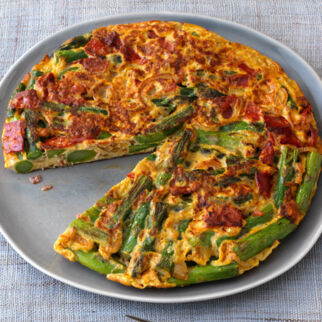 Spargel-Zwiebel-Tortilla mit scharfer Wurst