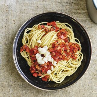 Spaghetti mit kalter Sauce Spaghetti mit kalter Sauce