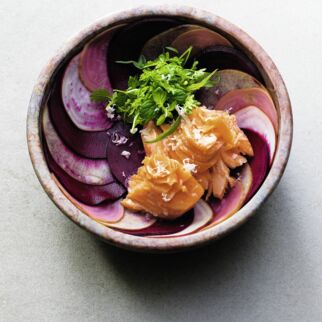 Gepickelte bunte Bete mit Apfel, Meerrettich und Räuchersaibling Gepickelte bunte Bete mit Apfel, Meerrettich und Räuchersaibling