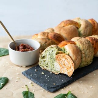 Dreifarbiger herzhafter Hefezopf Dreifarbiger herzhafter Hefezopf