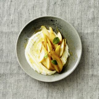 Honigjoghurt mit gebratenen Birnen Honigjoghurt mit gebratenen Birnen