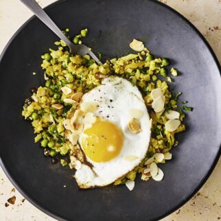 Blumenkohlreis-Pilaf mit Spiegelei Blumenkohlreis-Pilaf mit Spiegelei