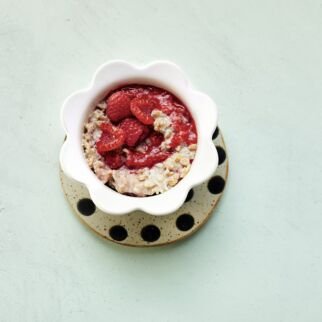 Dinkel-Porridge mit Beeren